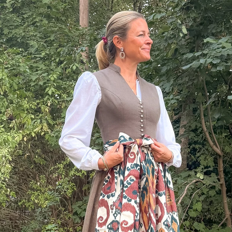Dirndlbluse Nina mit Kleinem Stehkragen und langem Blusenarm – Waldorff