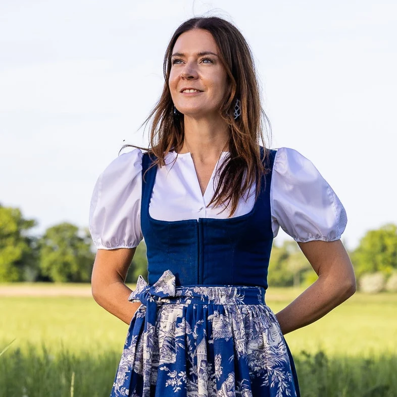 Dirndlbluse „Amelie“ – Halbarm mit Scherenfalte
