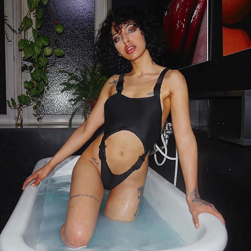 Kinky Techwear Bodysuit – „Strapped & Savage“