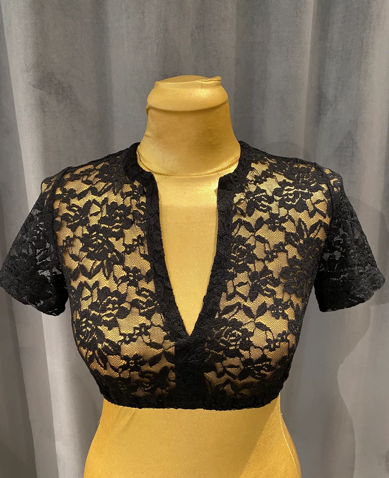 Goldstich Spitzen Dirndlbluse schwarz mit V-Ausschnitt