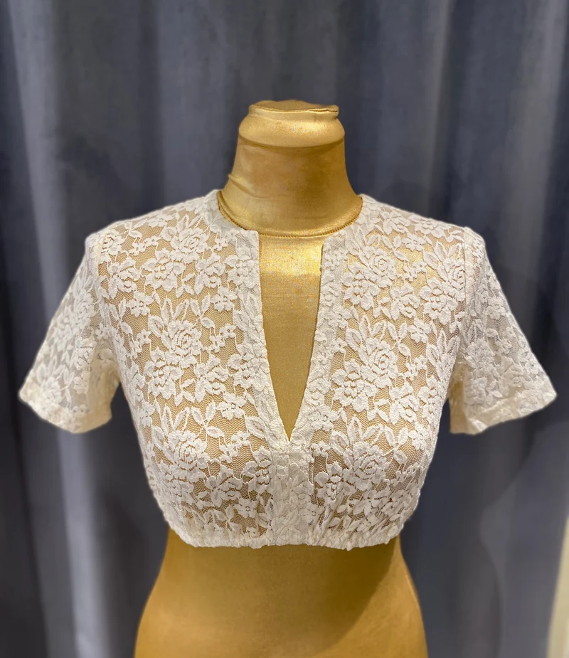 Goldstich Spitzen Dirndlbluse champagner mit V-Ausschnitt