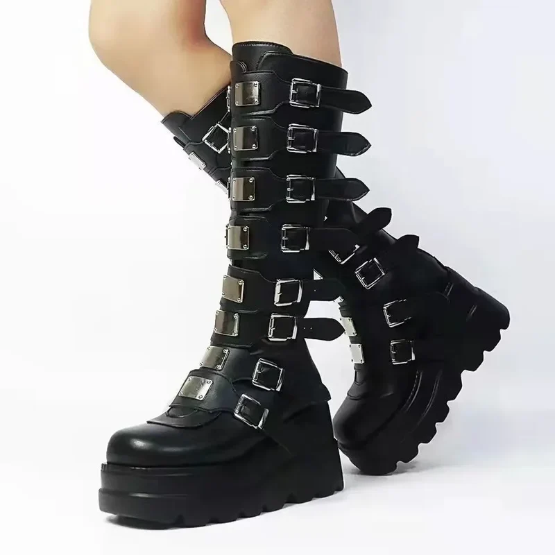 „Dark Matter” Buckle Boots – Mehr als nur ein Statement