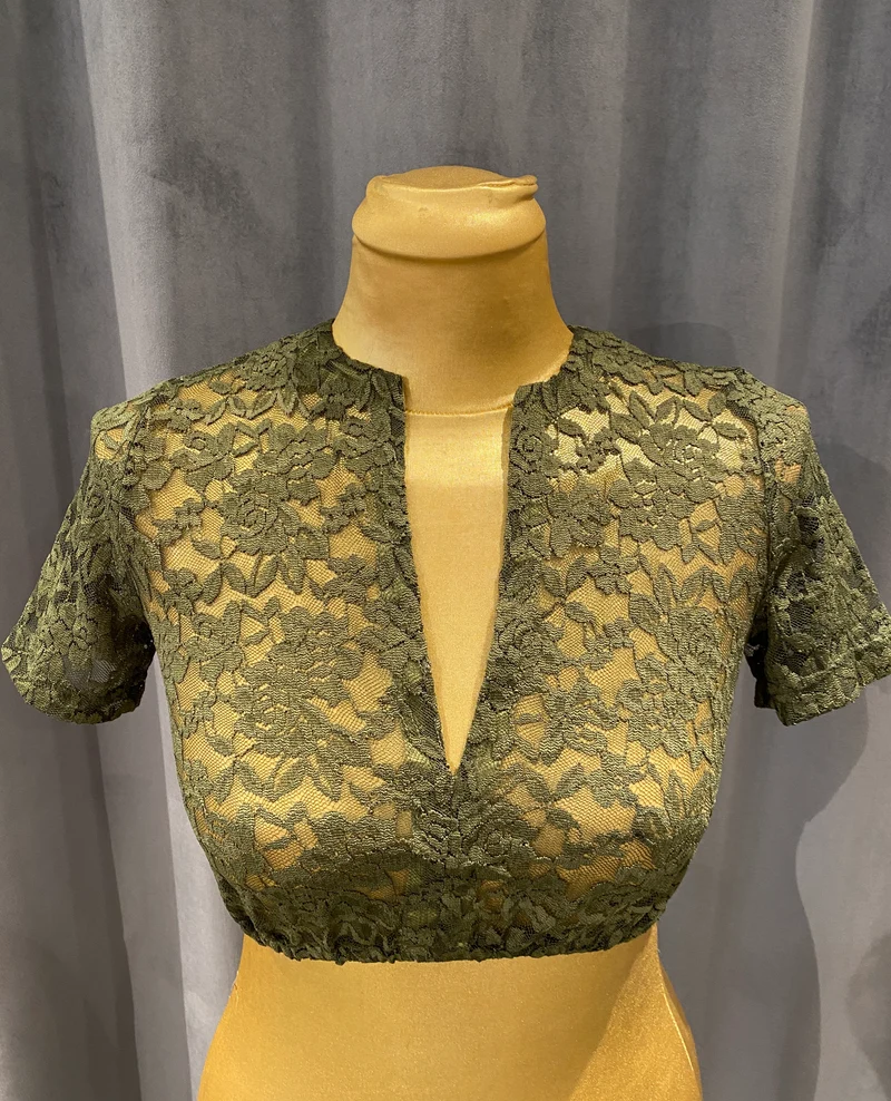 Goldstich Spitzen Dirndlbluse oliv mit V-Ausschnitt